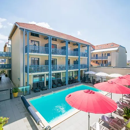 Oceanfront Duplex Retreat In *